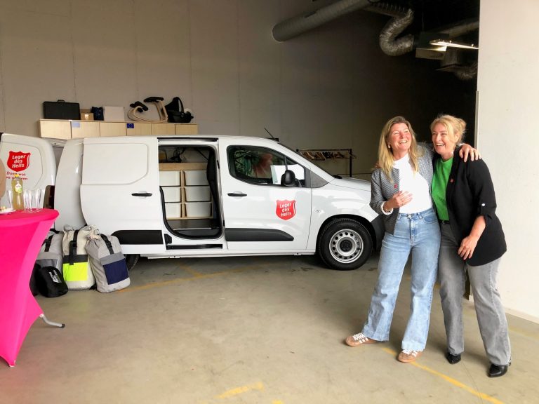 Twee dames voor een bestelbusje
