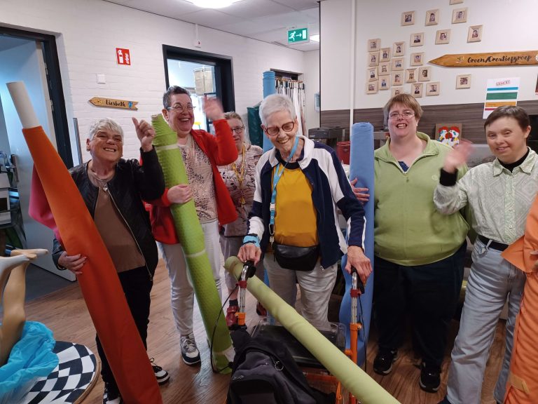 Deelnemers van de dagbesteding van De Colweghe zijn blij met kleurrijke stoffen