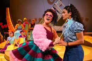 Scene uit The Wiz met Dorothy en de fee.