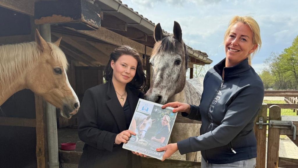 Megan met Tirza en de paarden