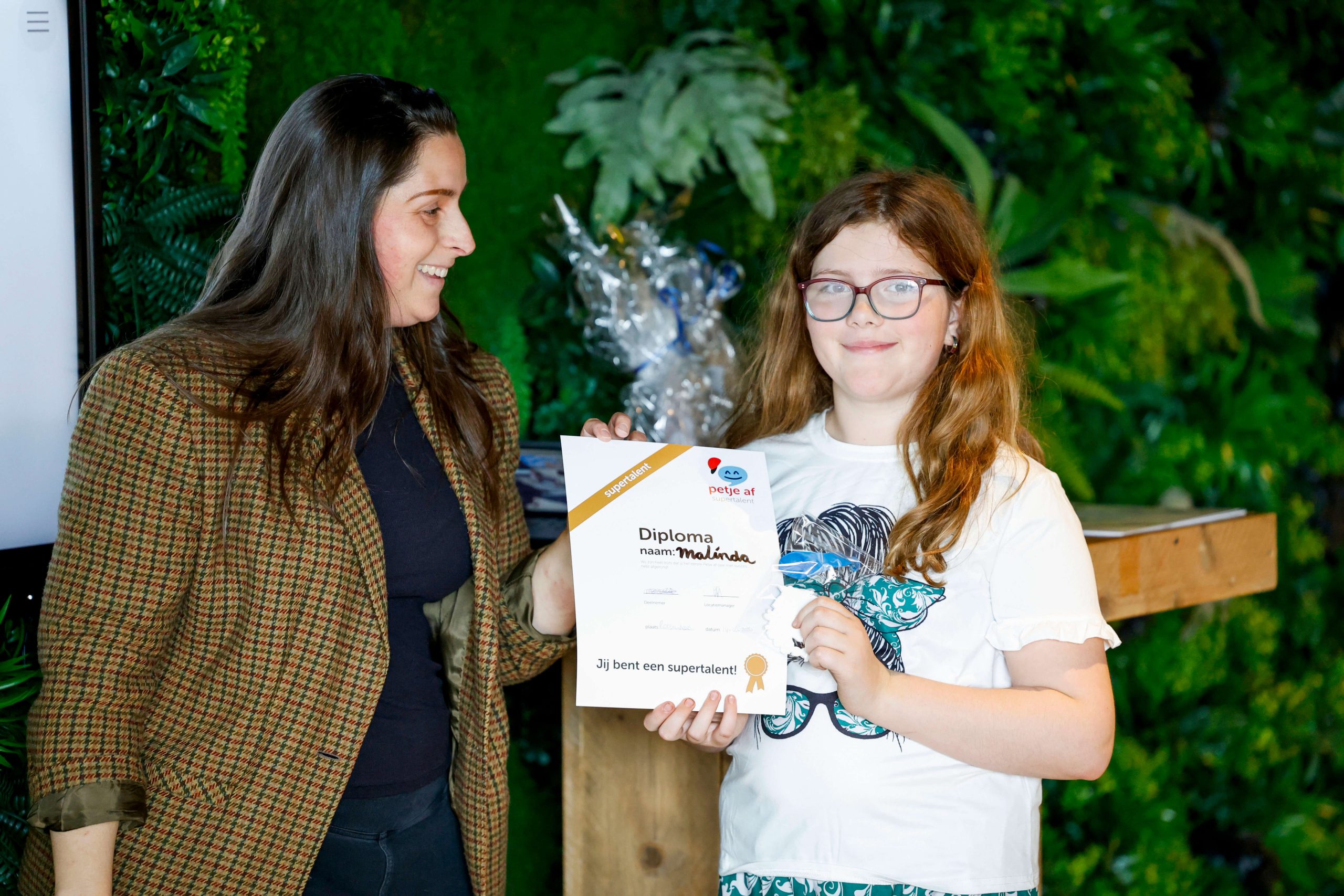 Babs geeft diploma aan leerling