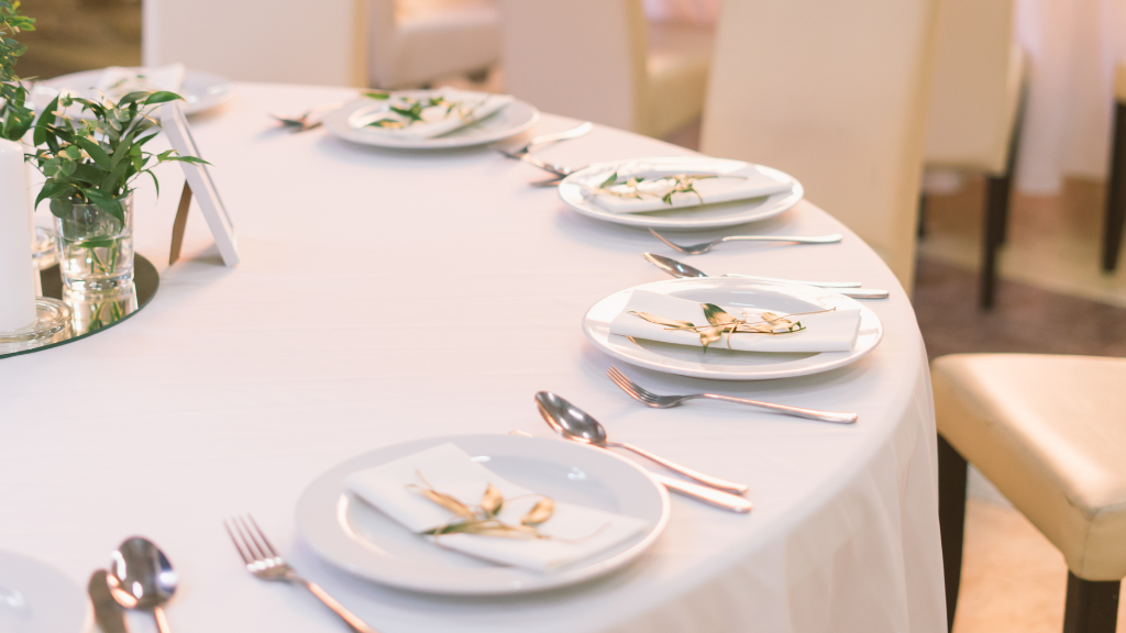 Mooi gedekte ronde tafel met tafelkleed en bestek
