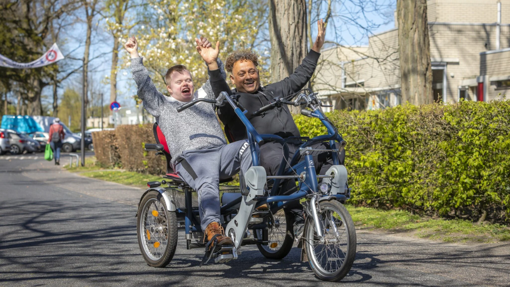 man mét en man zonder verstandelijke beperking op een duofiets.