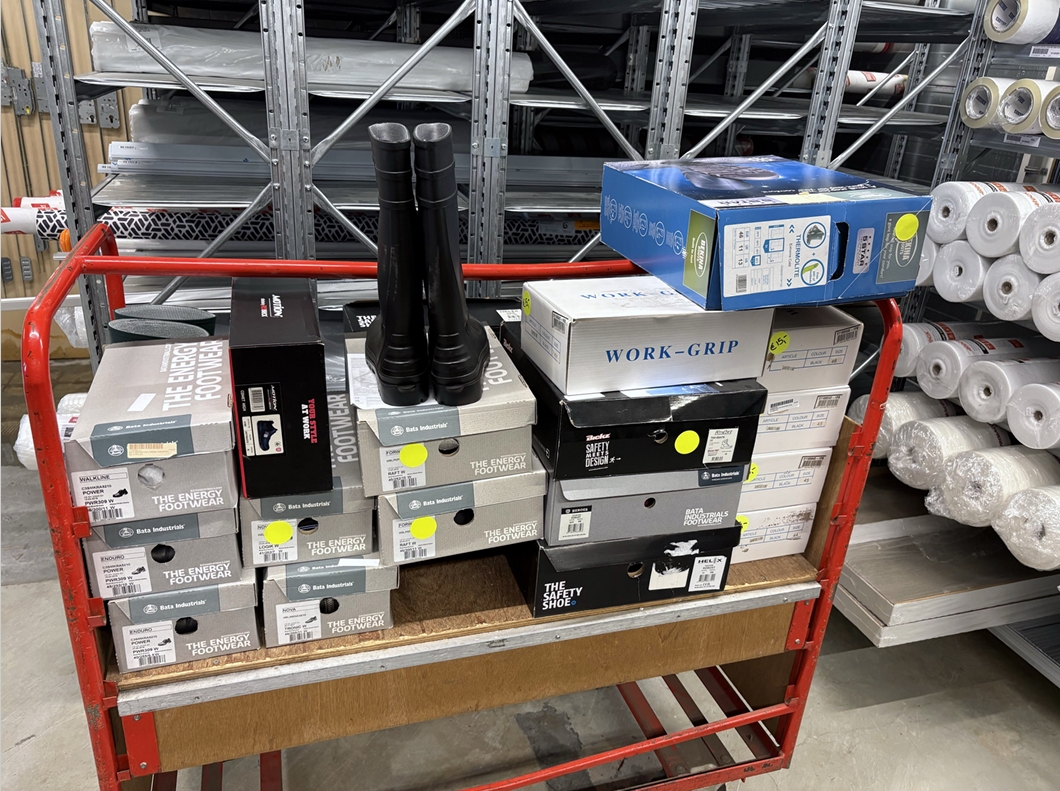 verzameling van werkschoenen op een karretje