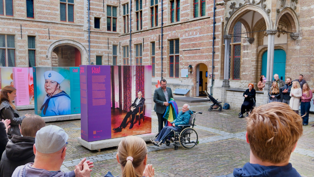 Moment van vlag hijsen op het Markiezenhof