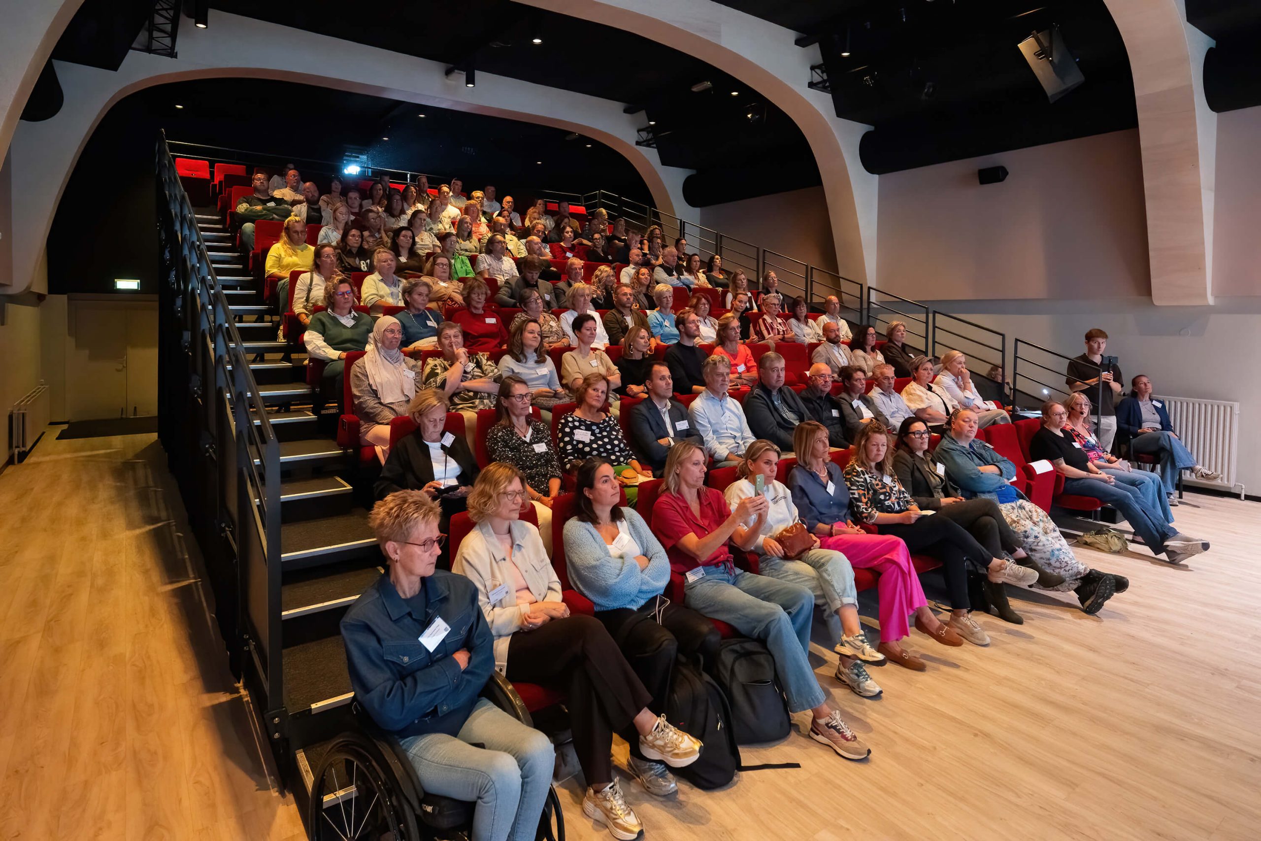 Aanwezigen op de tribune in de zaal van Fidei et Arti