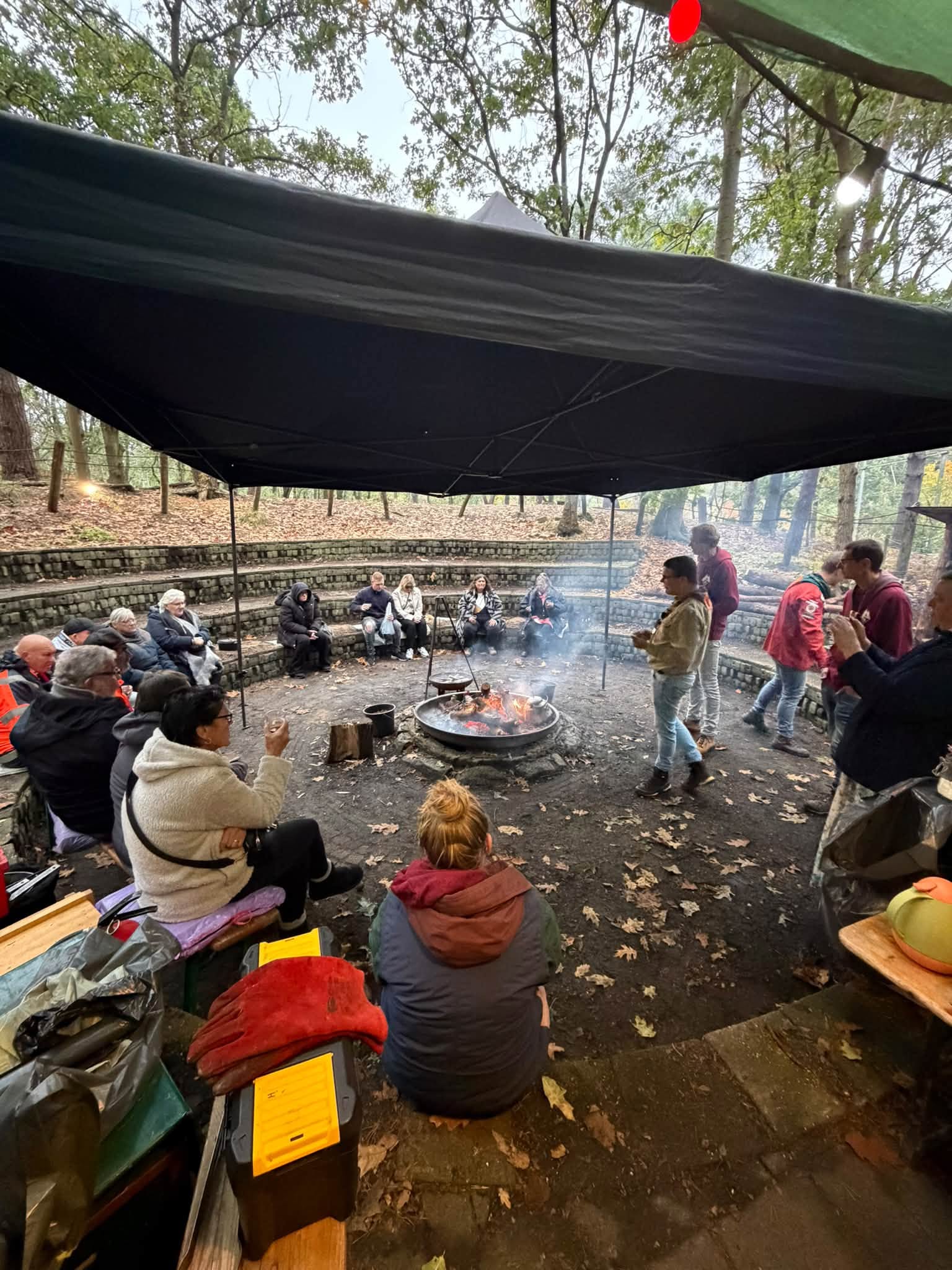 deelnemers aan activiteit rondom kampvuur