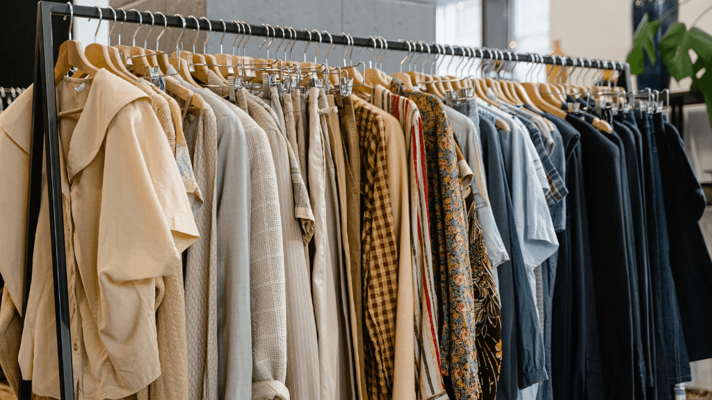 kleding aan een kledingrek
