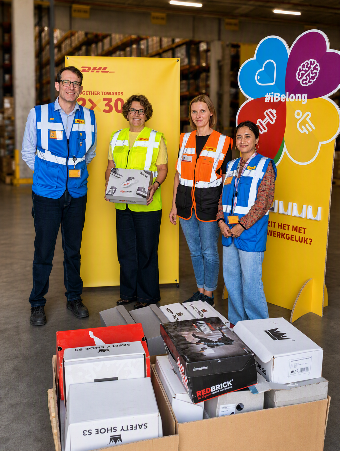 SDW medewerkers ontvangen veiligheidsschoenen van DHL